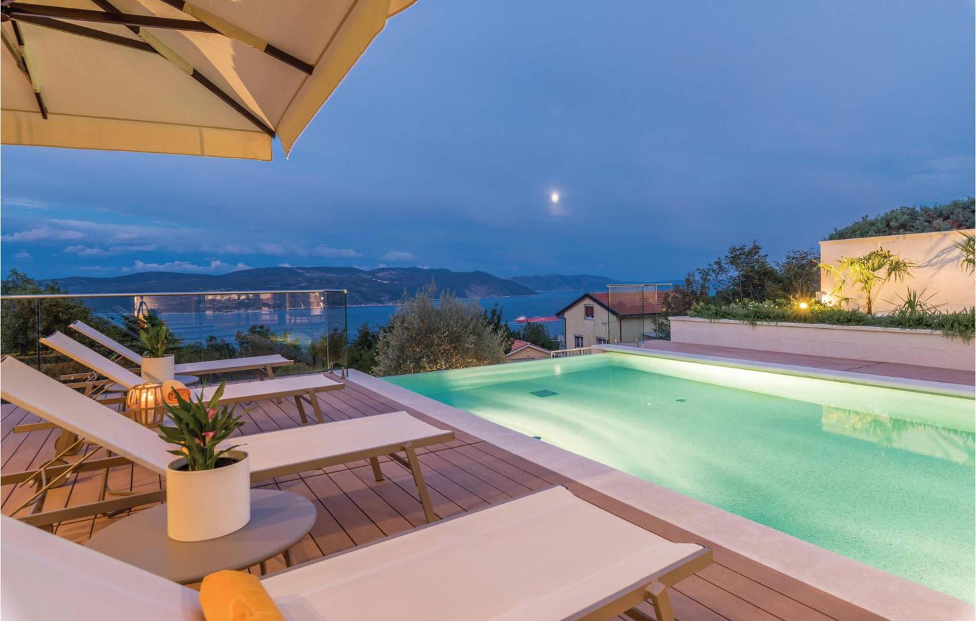 Nice Apartment In Plomin With Jacuzzi 외부 사진