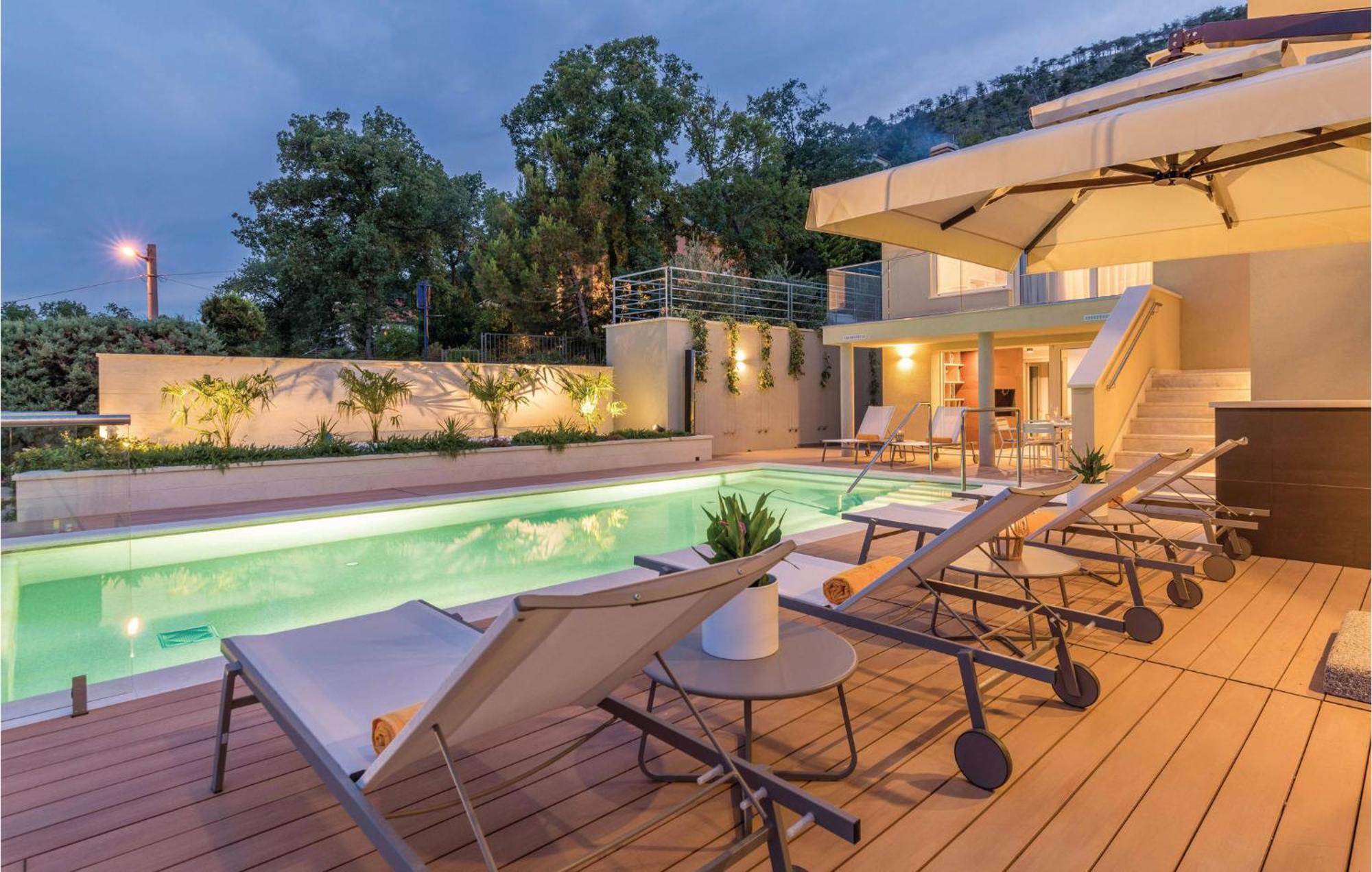 Nice Apartment In Plomin With Jacuzzi 외부 사진