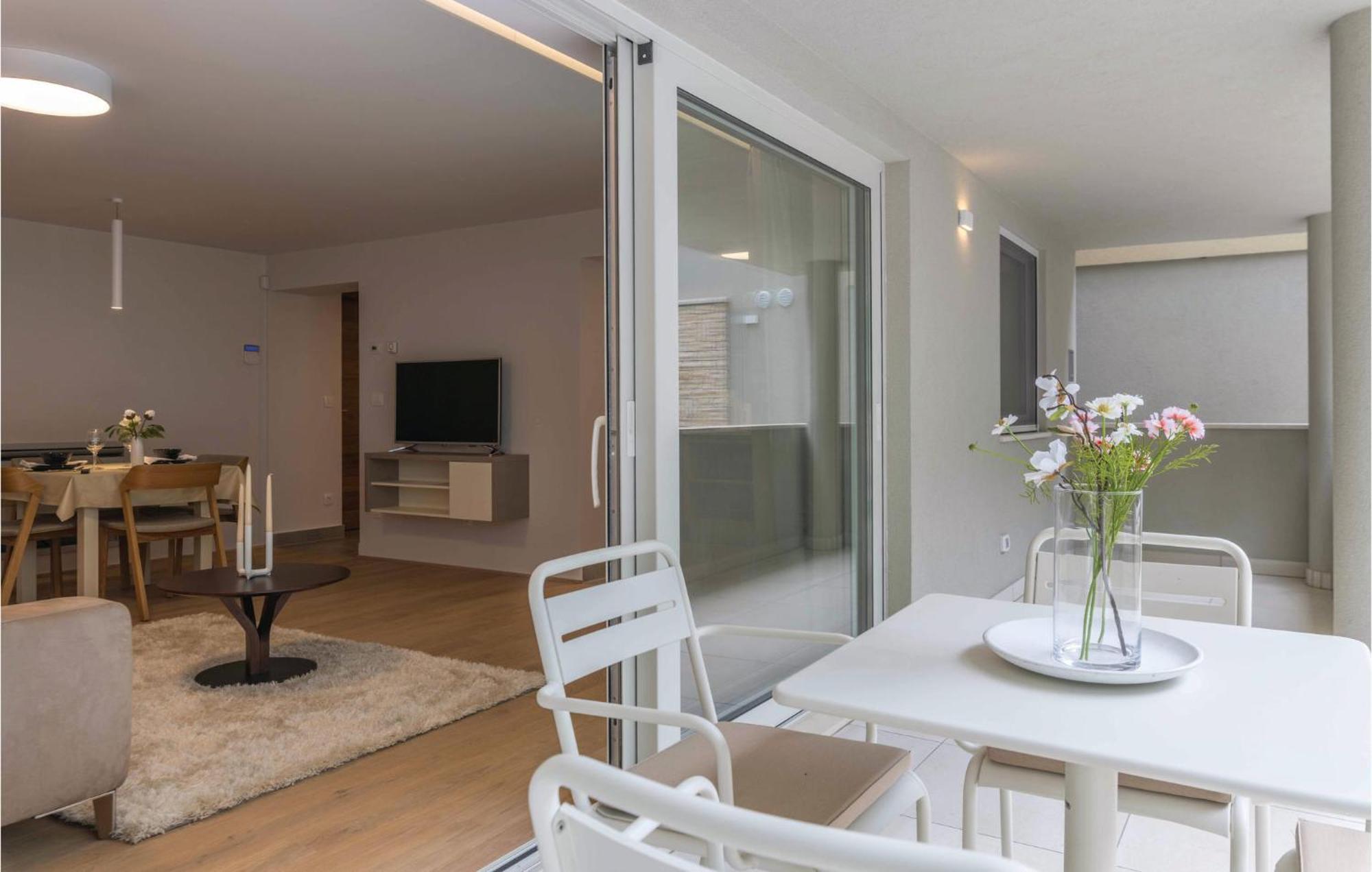 Nice Apartment In Plomin With Jacuzzi 외부 사진