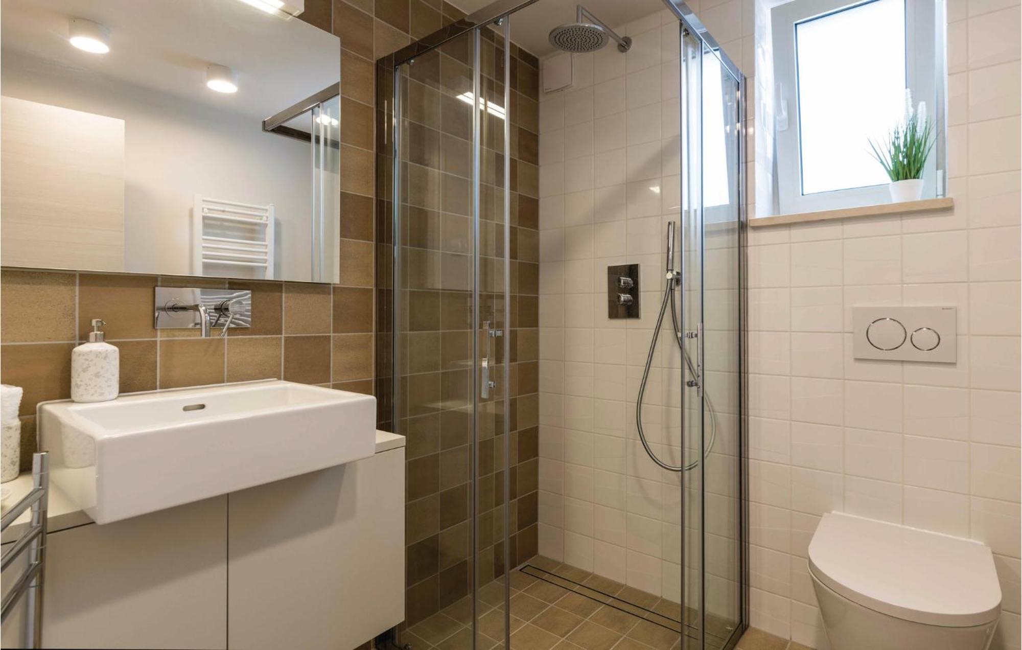Nice Apartment In Plomin With Jacuzzi 외부 사진