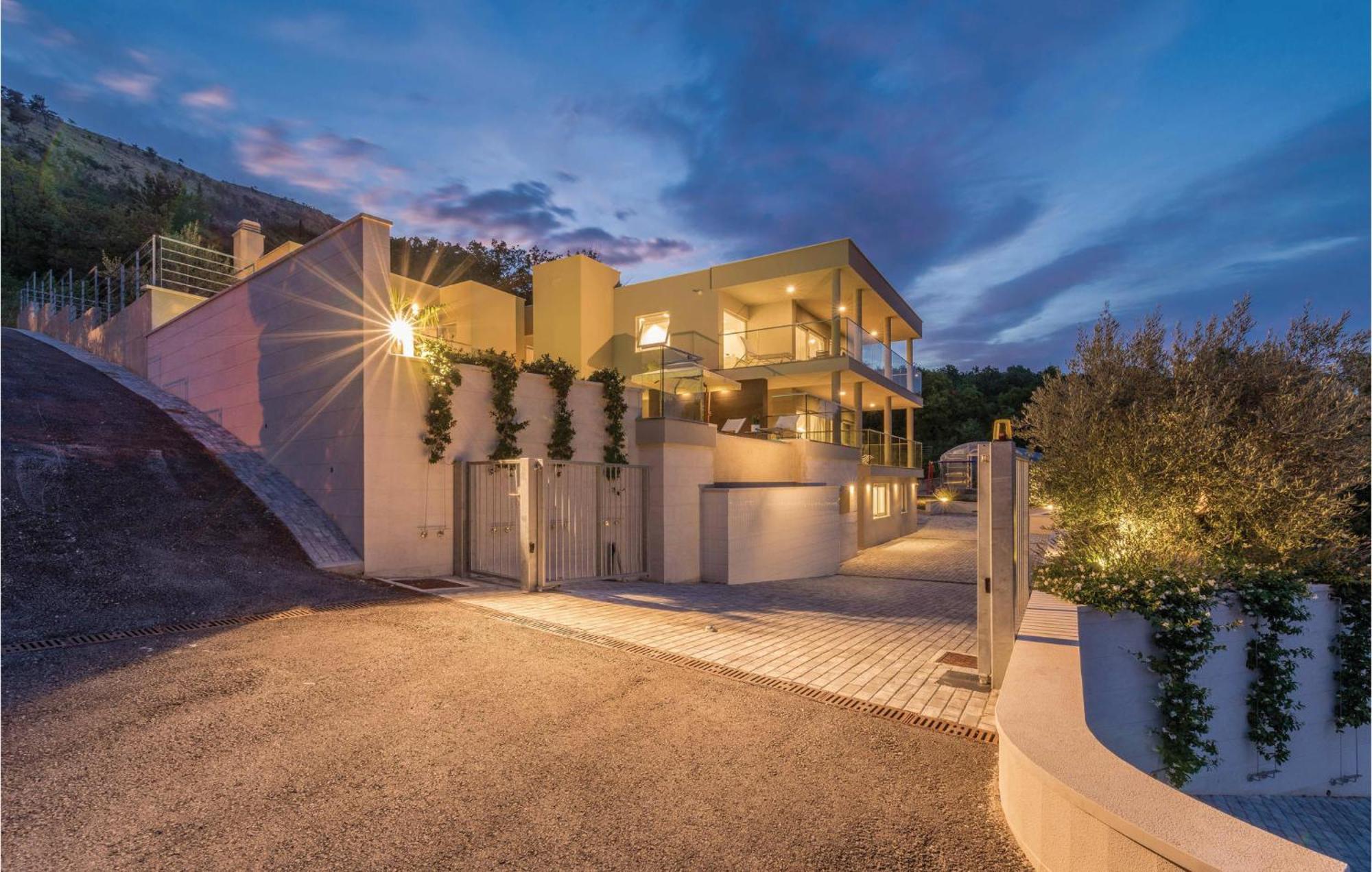 Nice Apartment In Plomin With Jacuzzi 외부 사진