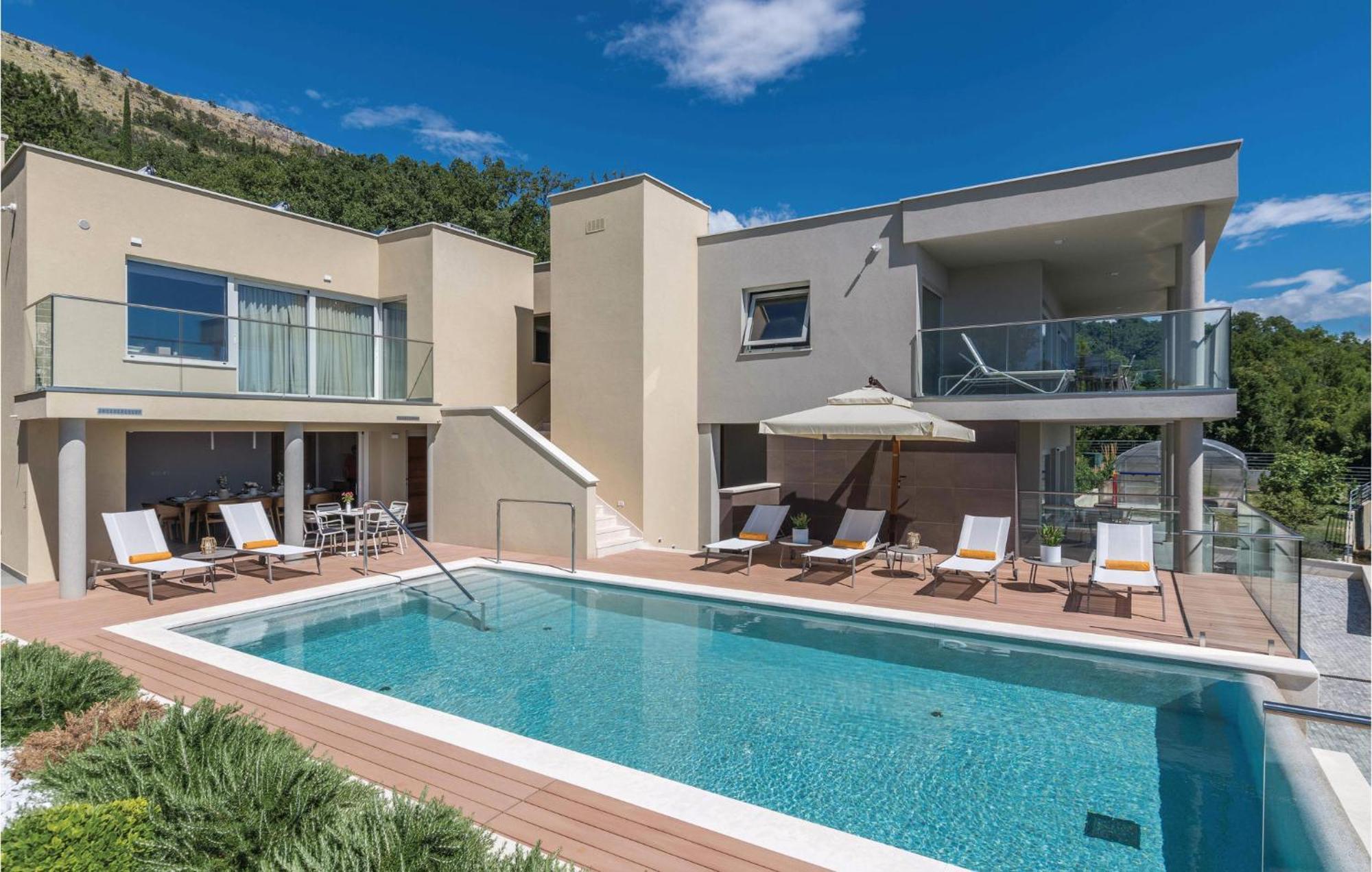 Nice Apartment In Plomin With Jacuzzi 외부 사진